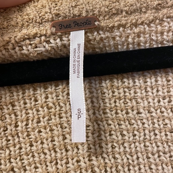 Free People Women's High Low V-Neck Cropped Sweater - Picture 3 of 4